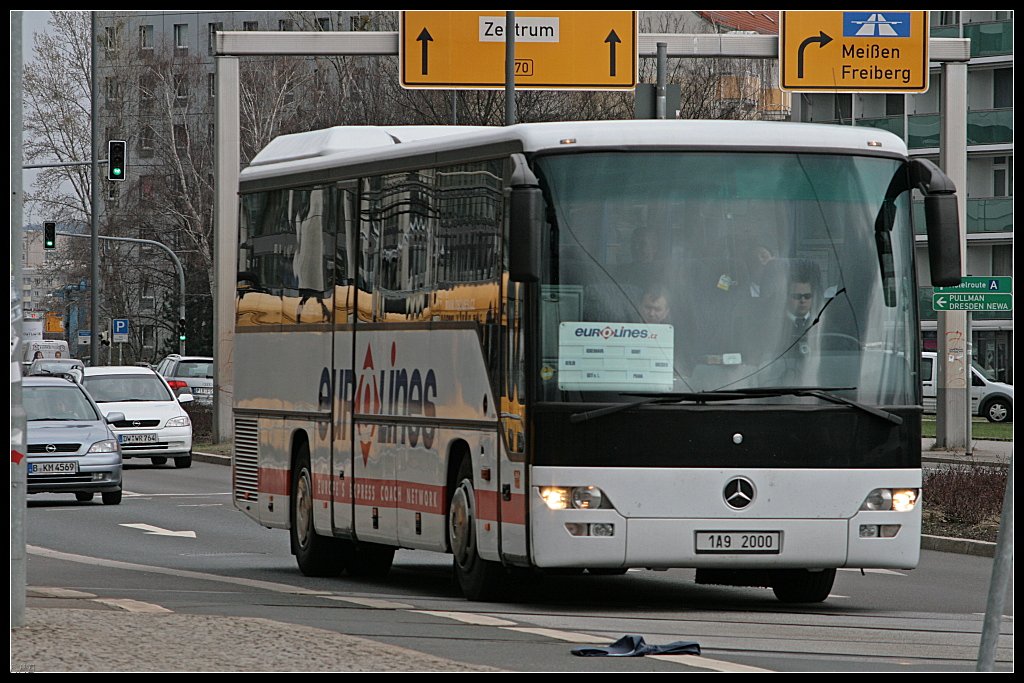 Von Berlin ber Dresden nach Prag wird dieser Bus der Fa. H&S Bussi Autobusova Praha fahren (Typ Mercedes Intouro, gesehen Dresden Hauptbahnhof 27.03.2010)