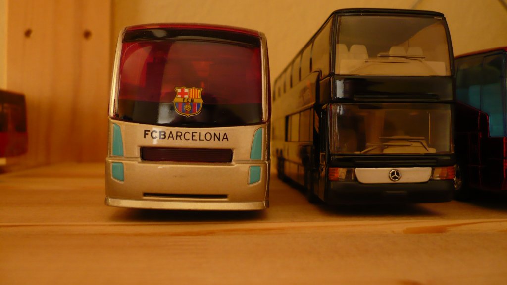 von links : FC Barcelona Reisebus / Coach und Mercedes 0 404 Doppeldecker
Aufnahmedatum : 17.05.2011