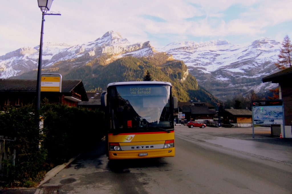 Vor dem eindrcklichen Alpenpanorama in Diablerets wartet am 13.11.2010 der Setra 313UL BE 235'726 von PU Kbli, Gstaad, auf die Abfahrt zurck in seine  Heimatbasis . 