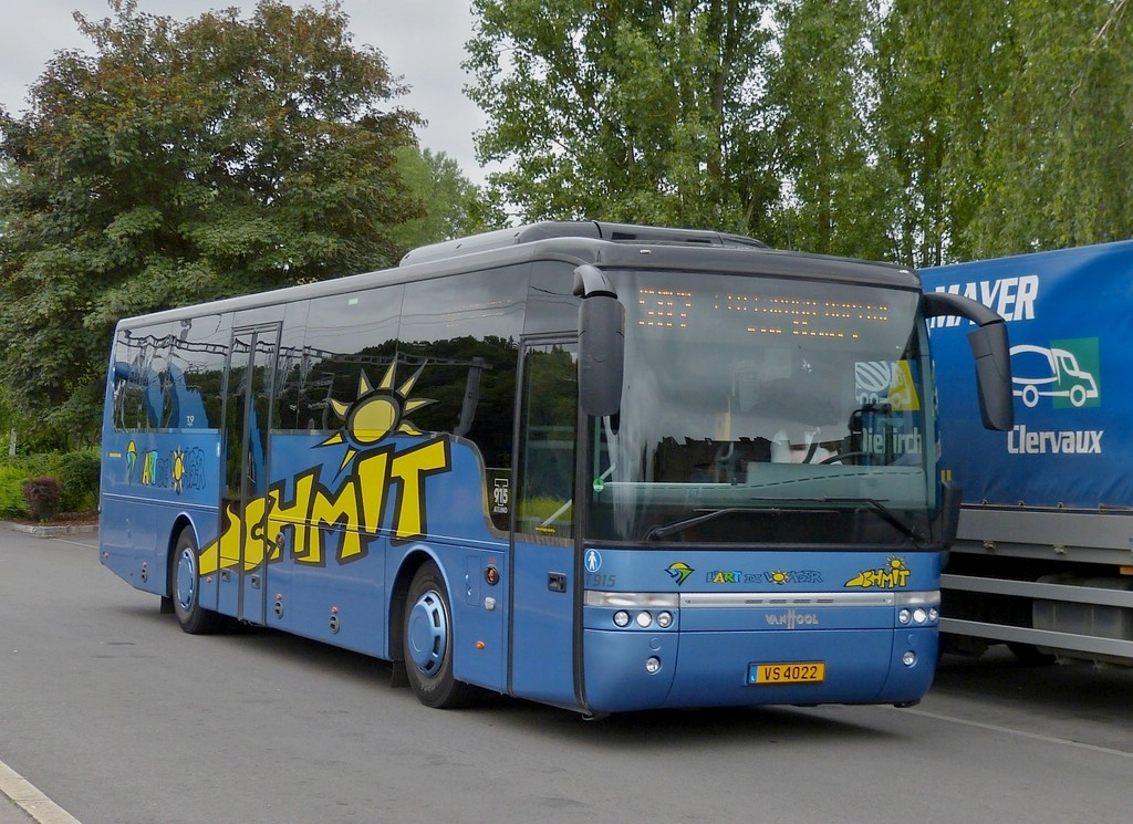 (VS 4022) VanHool T 915 Altino des Busunternehmens Schmit aus Schiern, aufgenommen am 05.07.2013 nahe dem Bahnhof in Ettelbrck.
