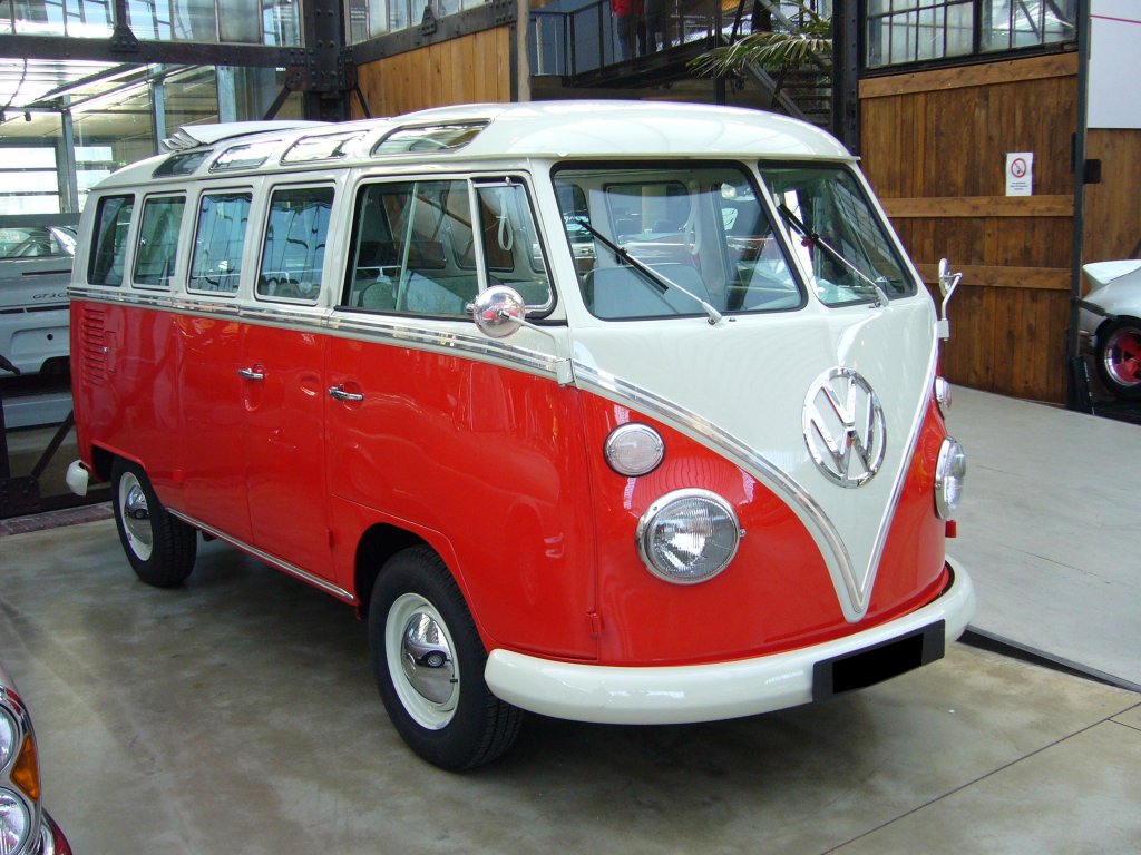 VW T1 Achtsitzer Sondermodell der Jahrgnge 1963 - 1967. Die mit Dachrandverglasung und Faltschiebedach ausgestatteten  Luxusbusse  genieen heute Kultstatus. Dieses im Dsseldorfer Meilenwerk zum Verkauf stehende Auto soll  89.500,00 kosten.