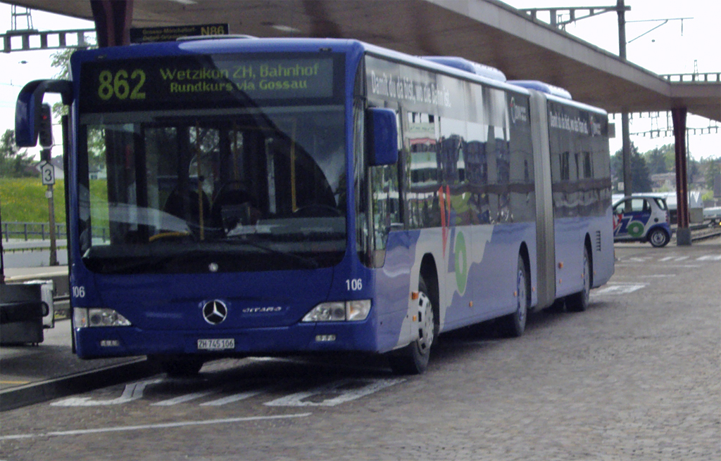 VZO-Mercedes Citaro NR.106 am Bahnhof Wetzikon am 24.5.10. Dieser VZO Bus ist einer der wenigen bei dem noch beide Aussenspiegel in blauer Wagenfarbe sind. 