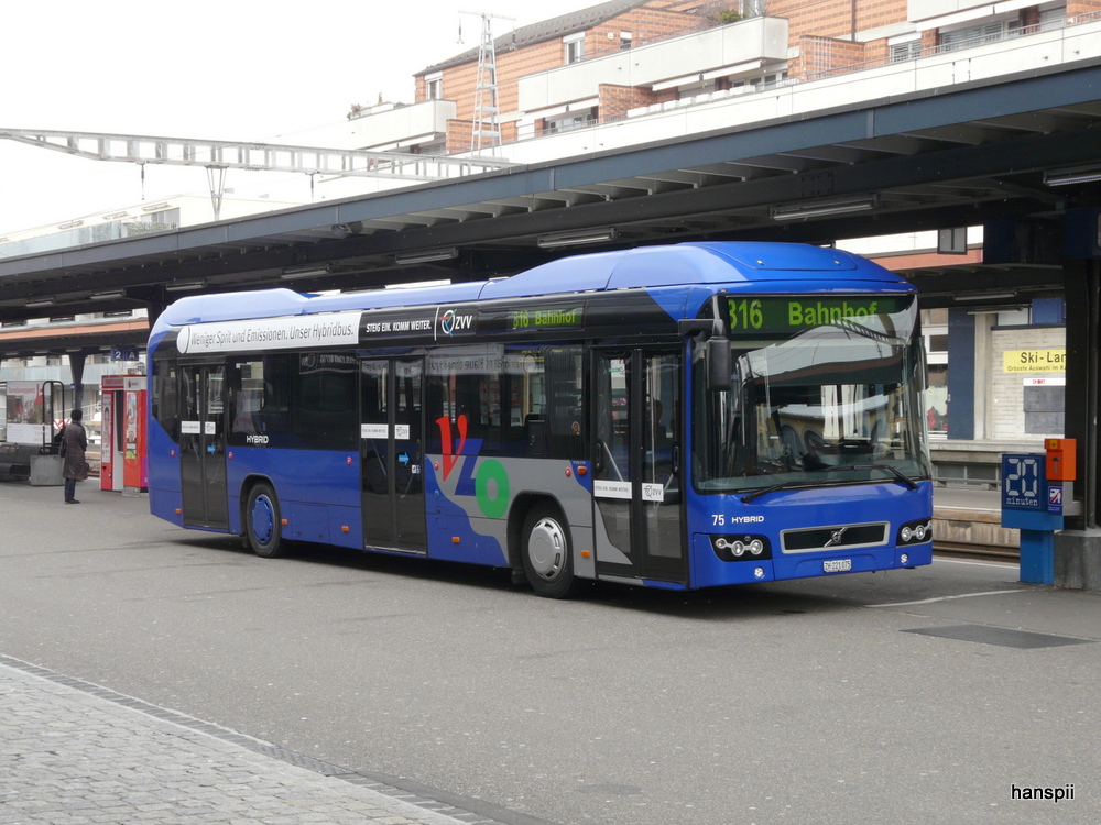 VZO - Volvo Hybrid  Nr.75  ZH  221075 bei den Haltstellen beim Bahnhof Uster am 23.02.2013