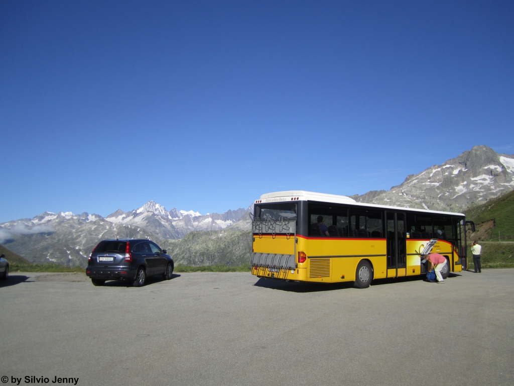 Whrend der 3-Psse-Fahrt vom 8.8.2012 hatte der Postauto-Chauffeur den zustzlichen Auftrag Fotos von der Landschaft zu machen. Mglichkeiten dazu wurden zu Hauf geboten, so dass es immer wieder Fotohalte gab, hier am Furkapass kurs nach unterhalb der Passhhe auf der Walliser Seite mit dem Aletschhorn.