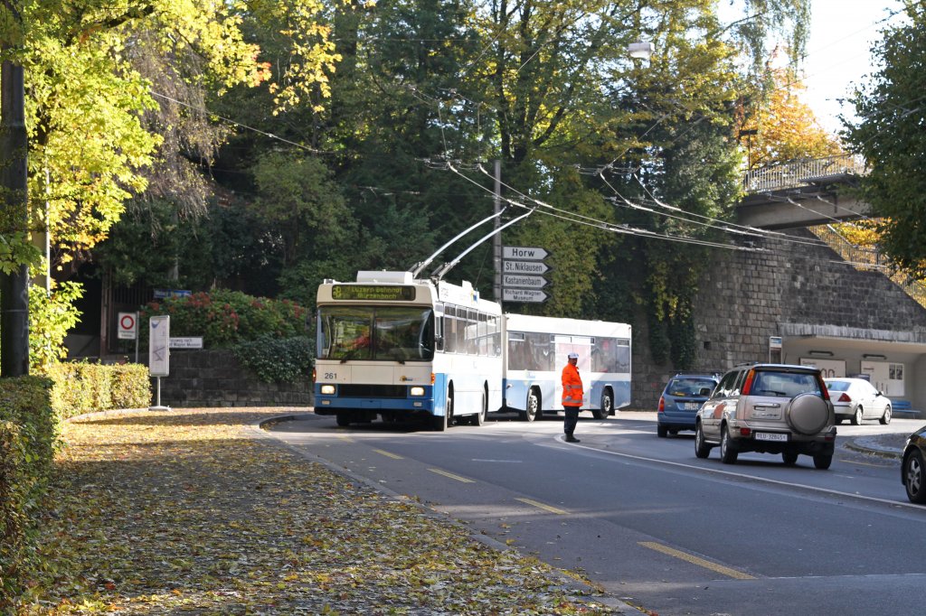 Whrend die Autos darauf warten, dass sie die Baustelle bei der Wartegg passieren drfen, macht sich NAW/Hess/Siemens BT 5-25 Nr. 261 mit seinem Anhnger am 26. Oktober 2010 auf in Richtung Wrzenbach.