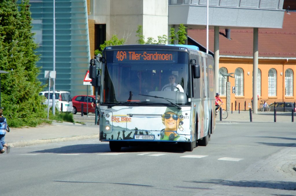 Whrend die meisten Stdte in Norwegen auf Vollwerbung verzichten, sind in Trondheim mehrere Ganzwerbebusse unterwegs, zum Beispiel Wagen 873 (Scania/Vest), der fr eine Fast-Food-Kette wirbt. 