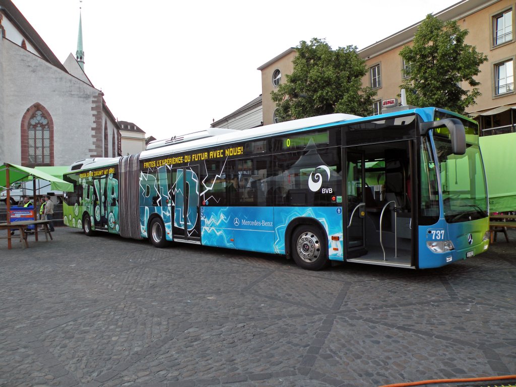 Wrend der Basler Umwelttage ist der Mercedes Citaro Hybryd Bus auf dem Barfserplatz ausgestellt und kann besichtigt werden. Die Aufnahme stammt vom 28.05.2011.