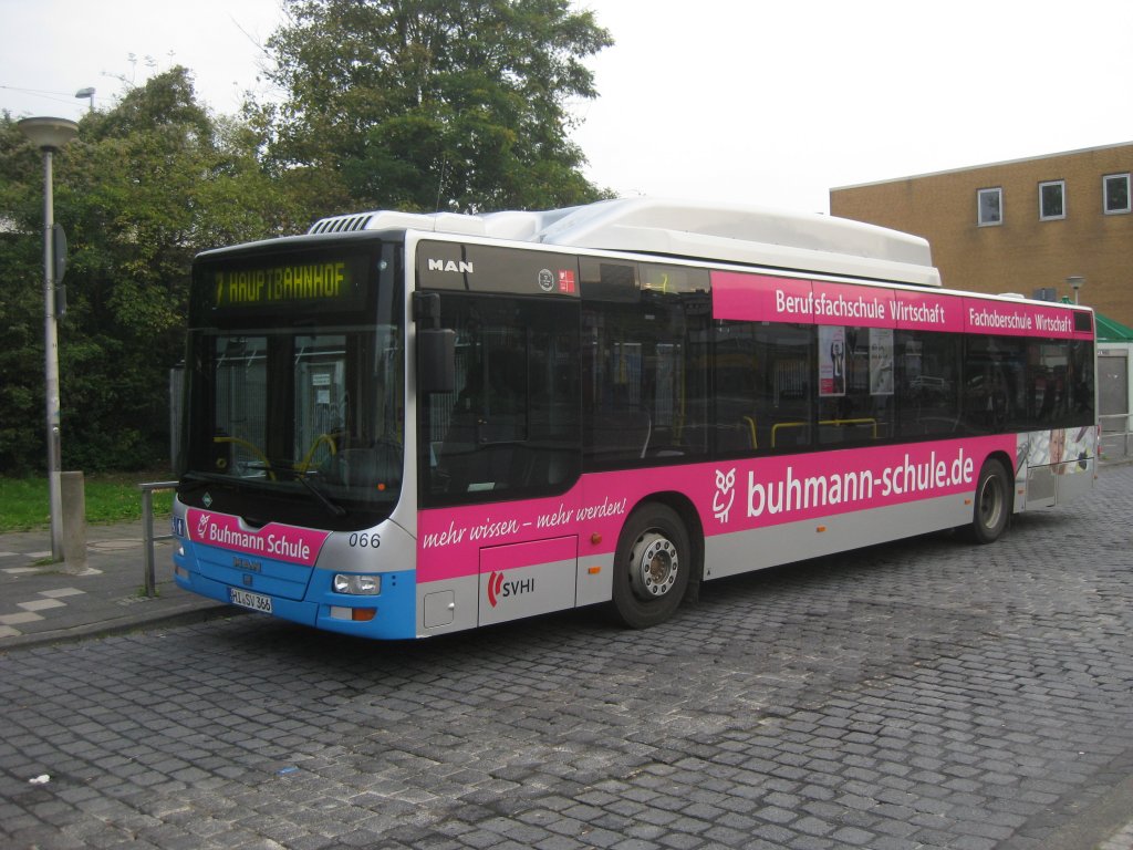 Wagen 066 (HI-SV 366) der Stadtverkehr Hildesheim GmbH mit einer Werbung fr die rtliche Buhmann-Wirtschaftsschule am 07.10.2010. Im Hintergrund ist das fr die Stadt nicht sehr kleidsame Gebude des Hauptbahnhofs zu sehen.