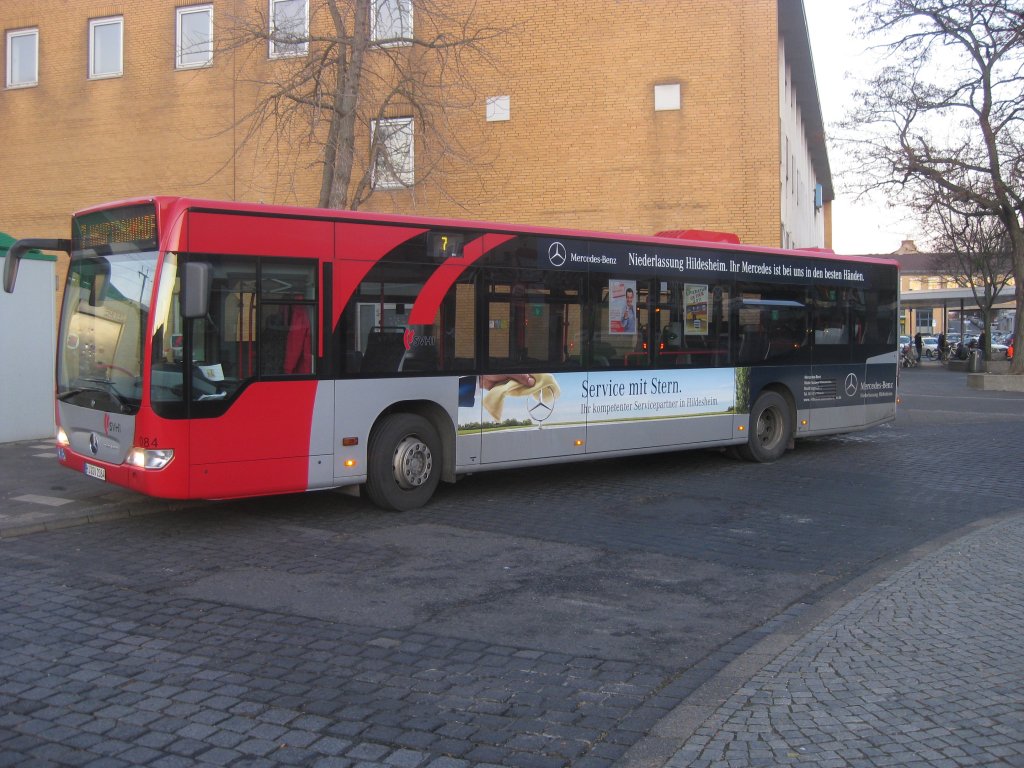 Wagen 084 (HI-SV 2084) der Stadtverkehr Hildesheim GmbH mit einer Teilgestaltung fr die rtliche Mercedes-Benz-Niederlassung am 30.11.2011 am ZOB in Hildesheim.