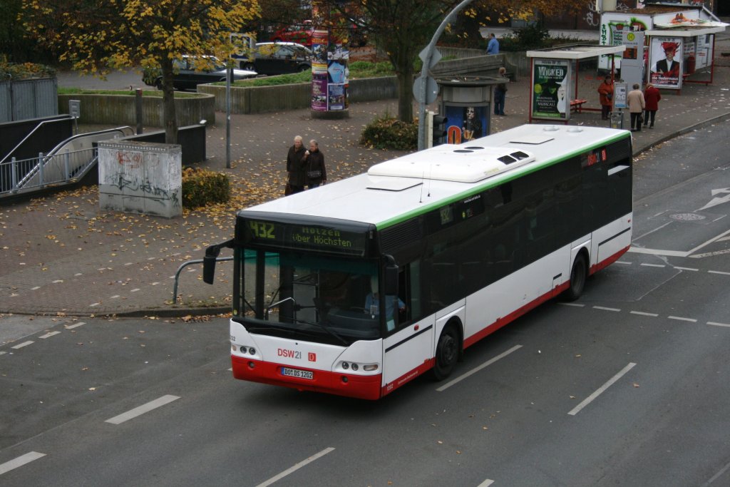 Wagen 1202 (DO DS 1202) nach Holzen mit der Linie 432 in Dortmund Hrde Bf.
31.10.2009