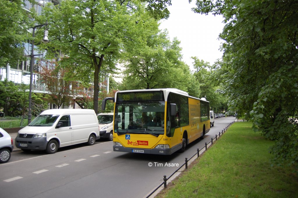 Wagen 1344 (MB Citaro O530 / MB EN02) im Mai 2012 auf der Linie 309 auf der Schlostrae in Charlottenburg.