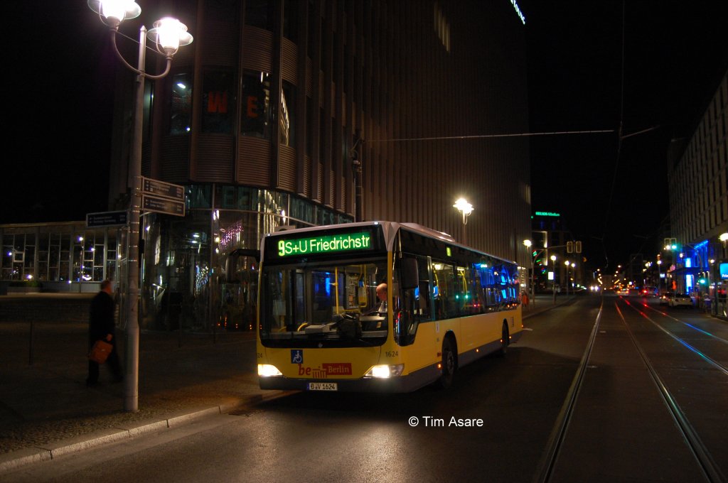 Wagen 1624 (MB Citaro O530 / MB EN06) im Juni 2012 auf der Linie 9 der Langen nacht der Wissenschaften am S+U Bahnhof Friedrichstrae.