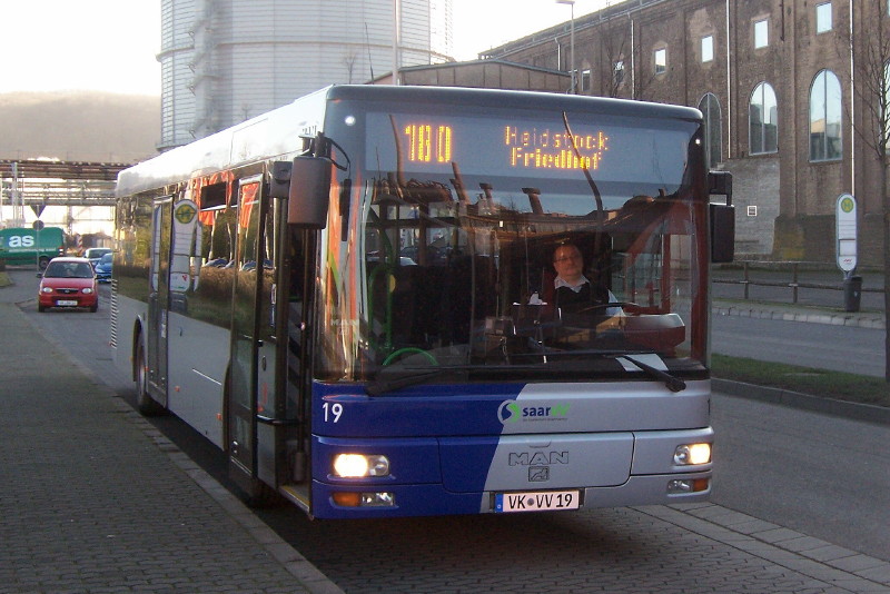Wagen 19 der VVB, ein MAN N313 aus dem Jahre 2005, am 16. Januar 2012 auf der Linie 180.
