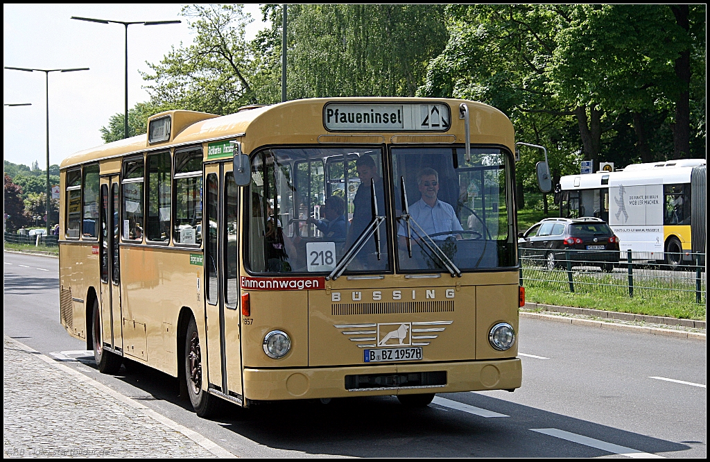 Wagen 1957 pendelte zwischen Pfaueninsel und S-Bahnhof Wannsee. Der Bus wurde 1972 zugelassen und wurde 1980 ausgemustert. Der Bus wurde dann an eine Firma in NRW verkauft. Erst 1994 kam der Bus wieder zurck nach Berlin (B BZ 1957H, Typ Bssing BS 110 V-SL, gesehen Berlin Wannsee 23.05.2010)