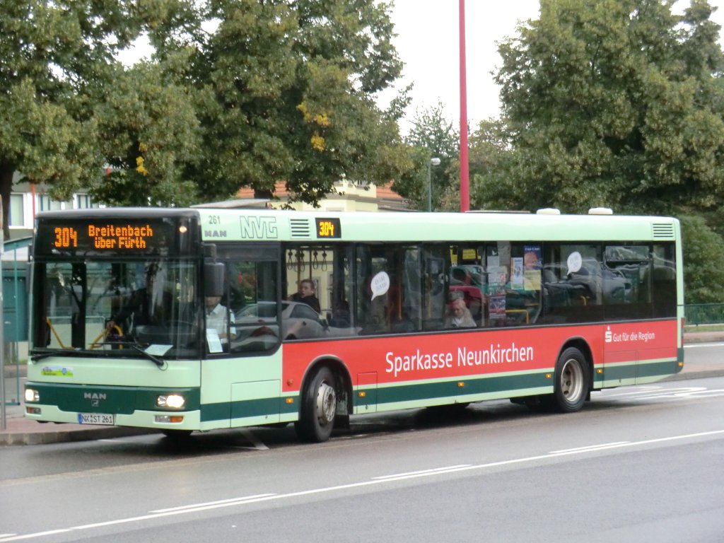Wagen 261 der NVG bedient am 30.8.10 die Linie 304 in der Lindenallee.