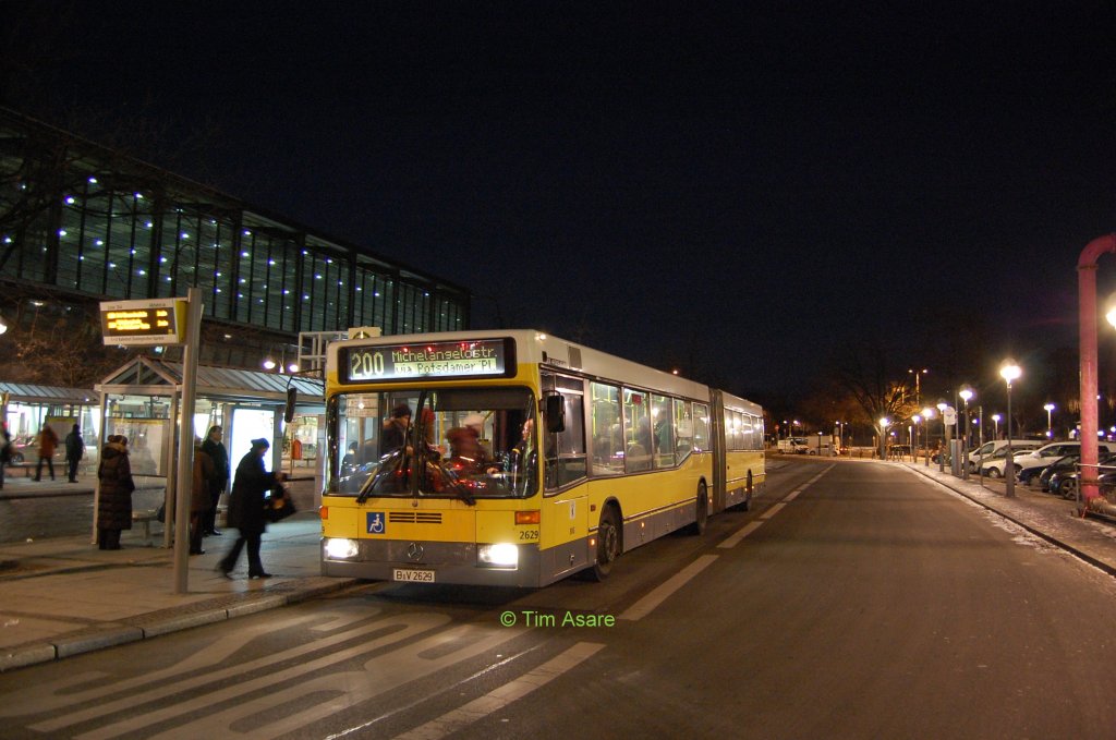 Wagen 2629 (MB GN 95) im Februar 2012 auf der Linie 200 am S+U Bahnhof Zoologischer Garten.