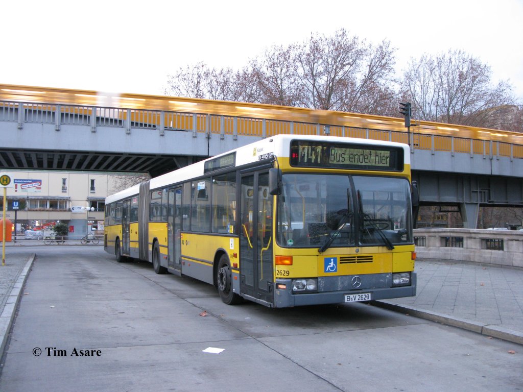 Wagen 2629 (MB GN 95) im Dezember 2011 auf der Linie M41 am U-Bahnhof Hallesches Tor.