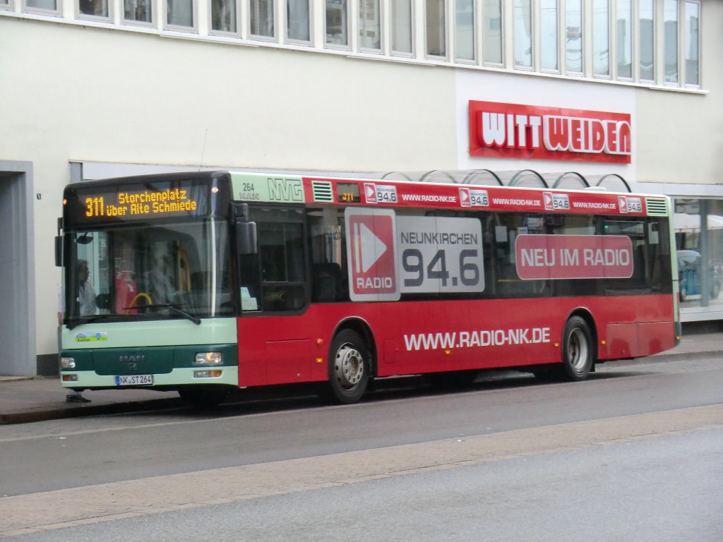 Wagen 264 der NVG bedient am 30.8.10 die Linie 311 am Stummdenkmal und wird anschlieend auf der Linie 302 nach Ottweiler unterwegs sein.