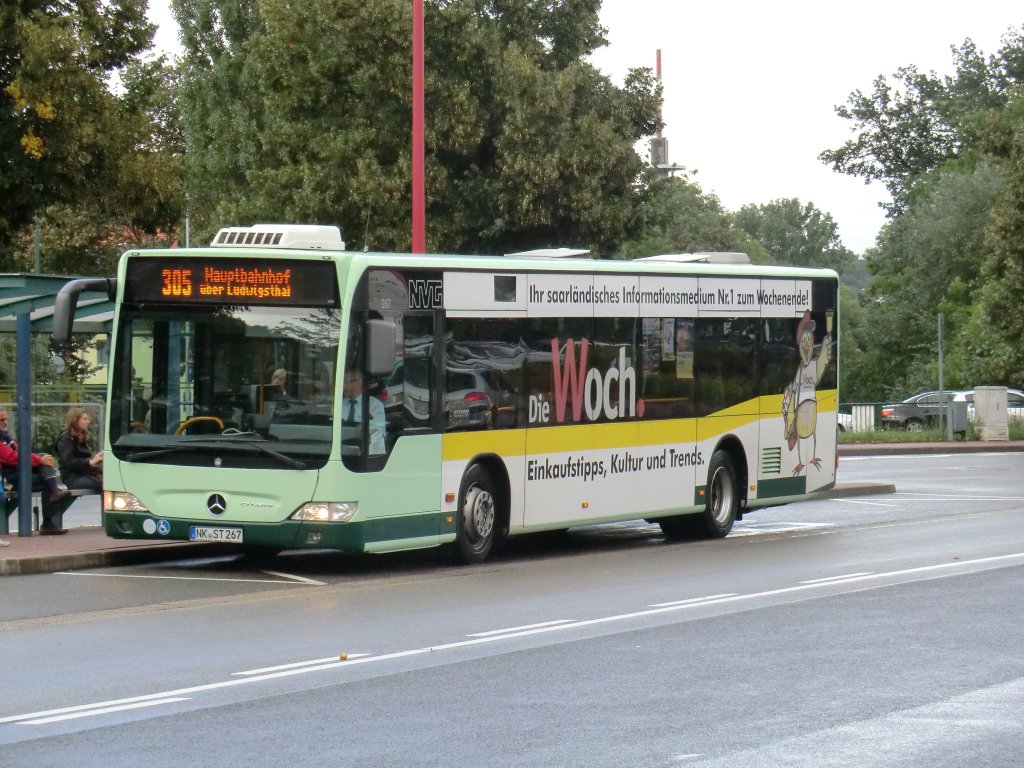 Wagen 267 der NVG bedient am 30. August 2010 die Linie 305 in der Lindenallee.