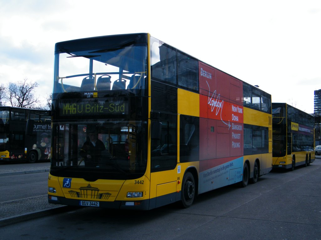 Wagen 3442 (MAN DL09/BVG Ausbau) mit Werbung fr die Berliner Flughfen als linie M46 an der hertzallee