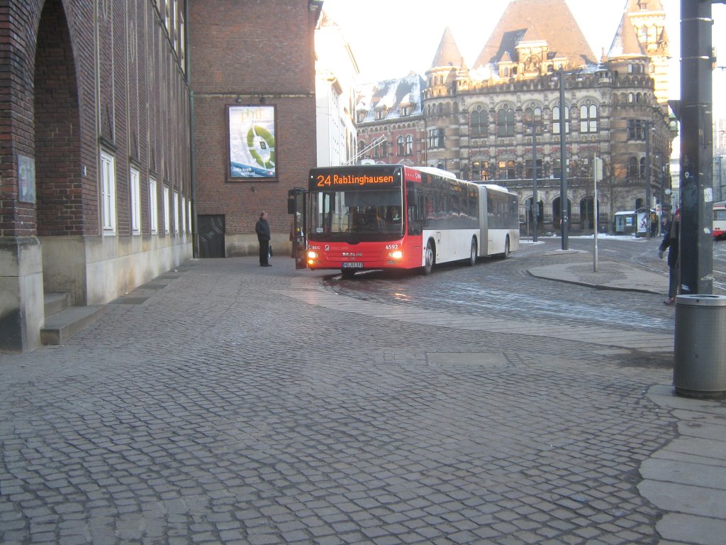 Wagen 4577 steht an der Glocke in Bremen, da die eigentliche Bushalteposition an der Domsheide gerade nur frs durchfahren ist. 
