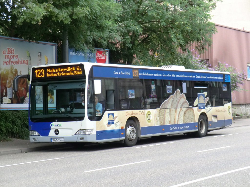 Wagen 523 der Saarbahn bedient am 27.8.10 die Linie 123. (nahe Autobahn)