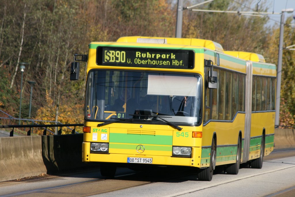 Wagen 545 (OB ST 9545) zum Ruhrpark mit dem SB90 am Centro Oberhausen.
3.11.2009
