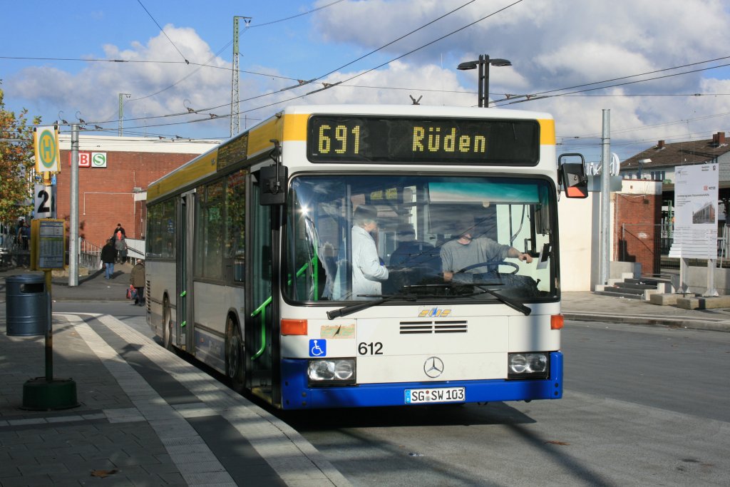 Wagen 612 (SG SW 103) mit der Linie 691 nach Rden am HBF Solingen.
8.11.2009