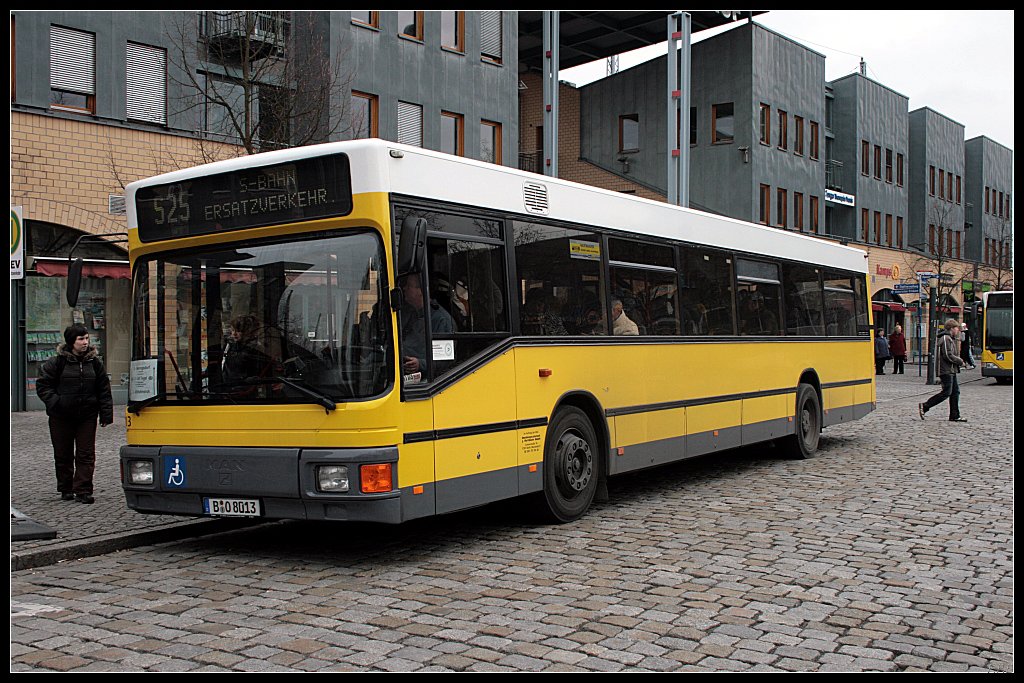Wagen 8013 der Fa. Omnibusgesellschaft J. Hartmann GmbH im Berliner S-Bahnersatzverkehr (Hennigsdorf b. Berlin 17.03.2010)