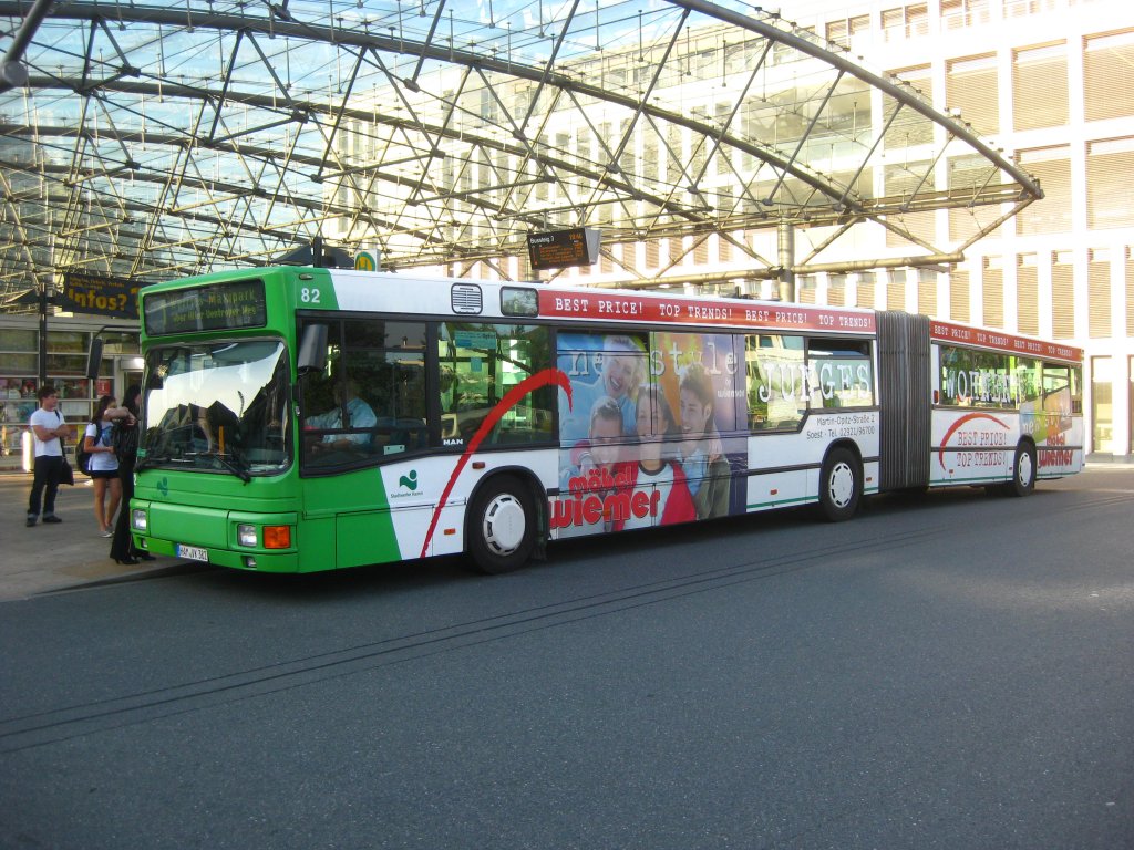 Wagen 82 der Stadtwerke Hamm mit Werbung fr Mbel Wiemer am Busbahnhof in Hamm.