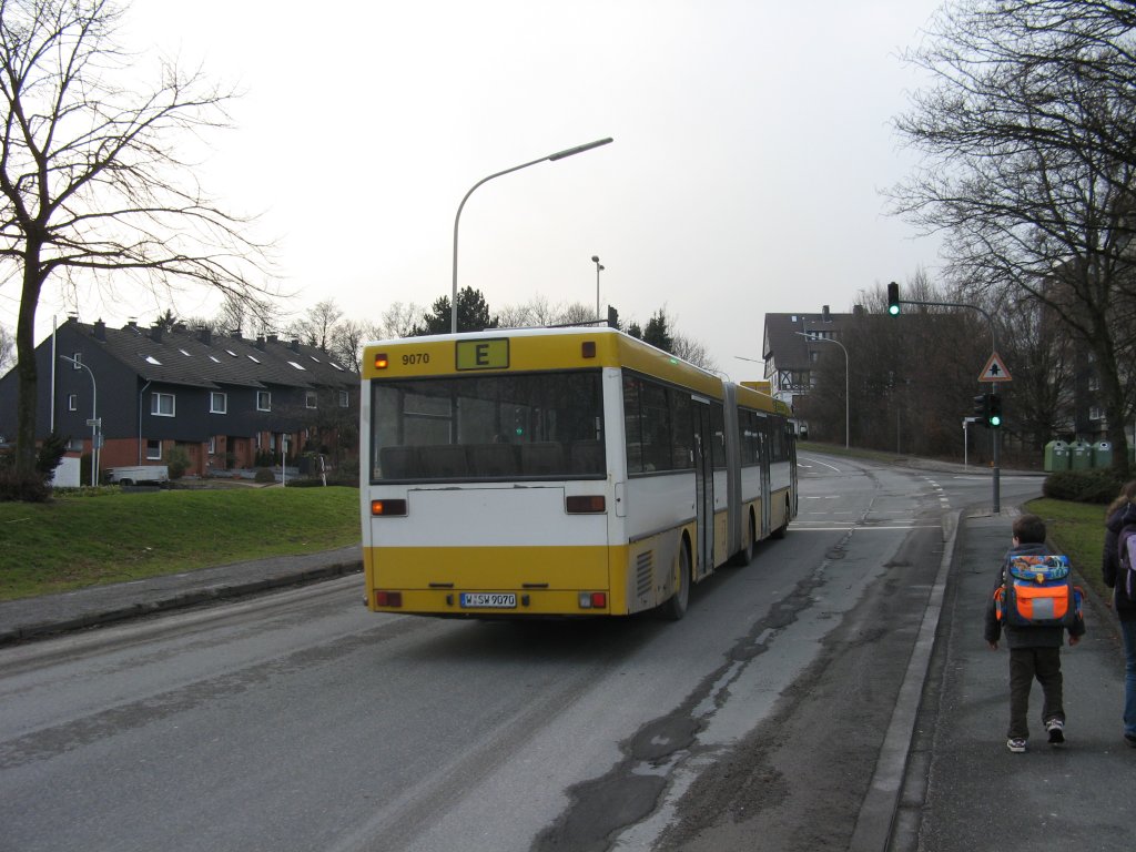 Wagen 9070 auf der Linie 618 Richtung Dellbusch verlsst die Haltestelle Sternenberg und wird nun die Gennebrecker Str. nach links verlassen, um die Haltestelle Dellbusch Ost zu erreichen. Die wegen des Schwebebahnausfalls dazugekauften Busse haben keine Linienanzeige und wurden deshalb als E-Wagen beklebt.