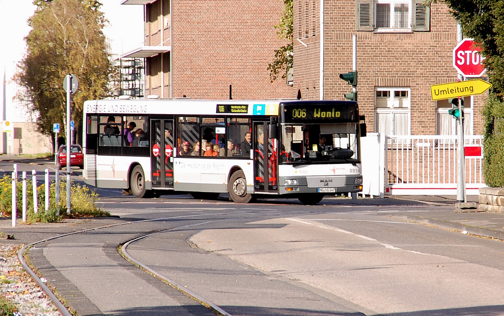 Wagen 9914 der Mbus auf der Linie 006 nach Wanlo beim einbigen in die Breite Strae. 24.10.2010