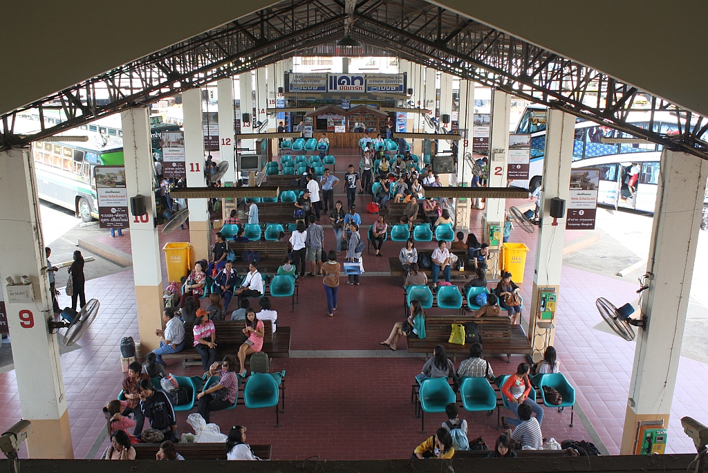 Wartebereich des Bus Terminal von Nakhon Lampang am 25.Okt. 2011. 

