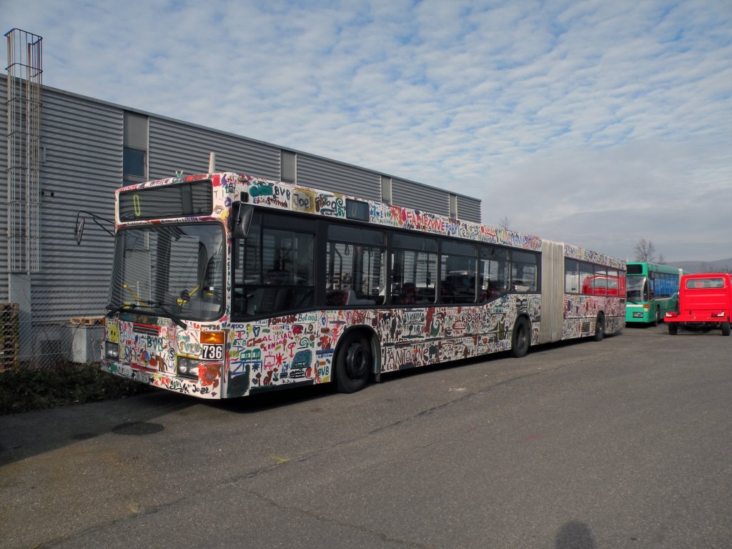 Wegen akuten Platzproblemen in der Garage Rankstrasse mssen die Busse mit den Betriebsnummern 731 - 736 in Pratteln auf einem Parkplatz abgestellt werden. Die Aufnahme vom Mercedes 736 entstand am 24.01.2011.