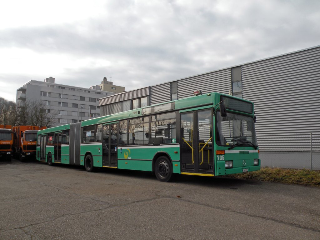 Wegen akuten Platzproblemen in der Garage Rankstrasse mssen die Busse mit den Betriebsnummern 731 - 736 in Pratteln auf einem Parkplatz abgestellt werden. Die Aufnahme vom Mercedes 735 entstand am 11.01.2011.