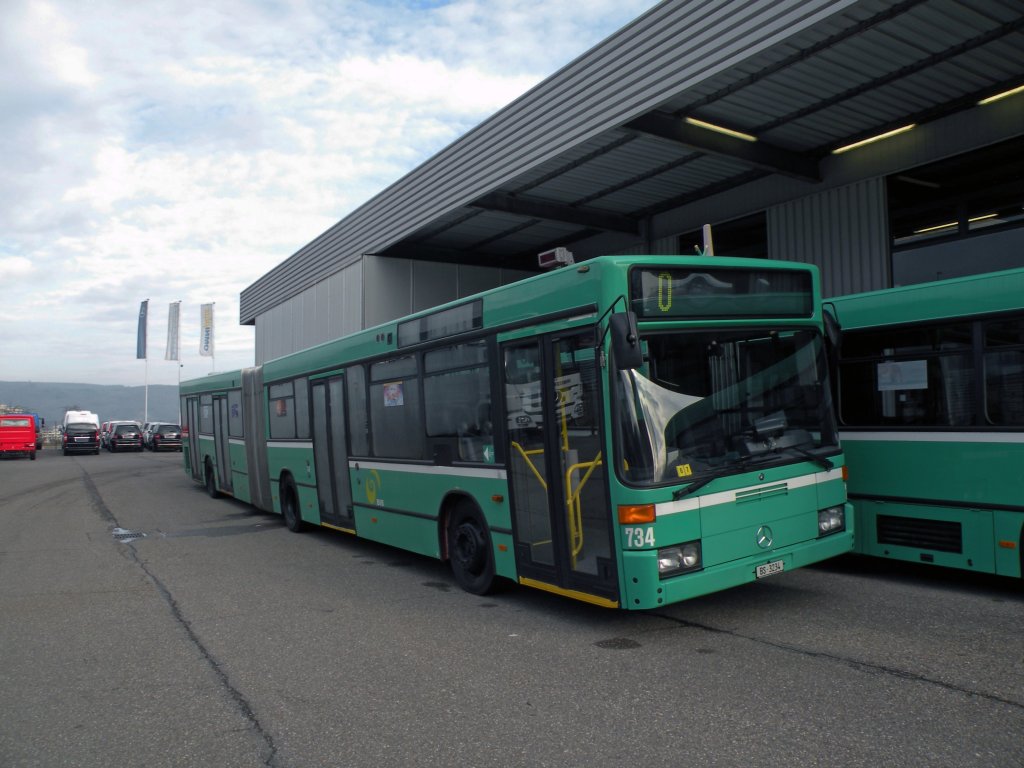 Wegen akuten Platzproblemen in der Garage Rankstrasse mssen die Busse mit den Betriebsnummern 731 - 736 in Pratteln auf einem Parkplatz abgestellt werden. Die Aufnahme vom Mercedes 734 entstand am 11.01.2011.