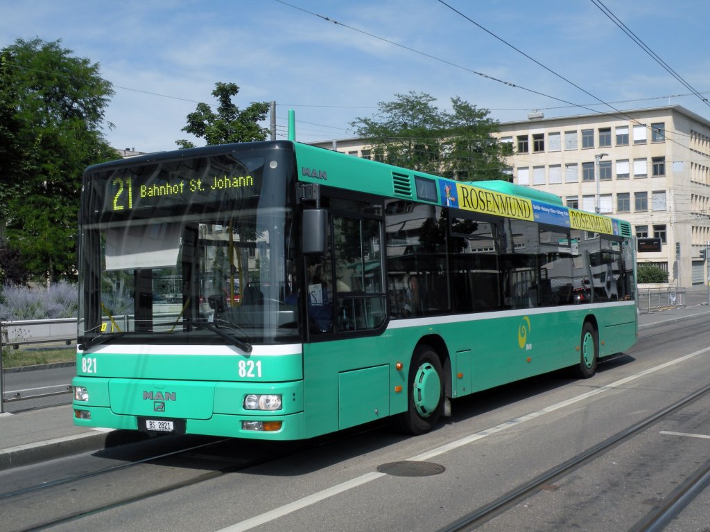 Wegen grossen Bauarbeiten beim Messeplatz muss die Linie 21 mit Bussen betrieben werden. Hier MAN Bus mit der Betriebsnummer 821 an der Haltestelle Dreirosenbrcke. Die Aufnahme stammt vom 02.07.2010.