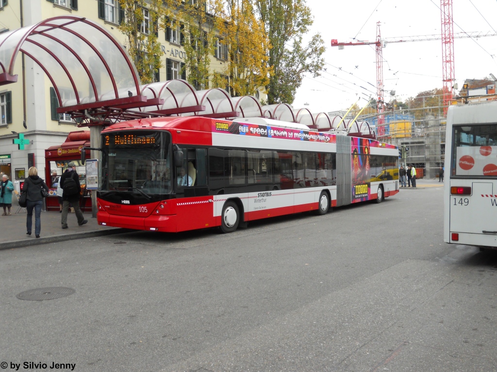 Winterthur hat jetzt auch eine Metro Boutique. Zusehen an den aufflligen Werbungen an den Bussen, in diesem Beispiel, Swisstrolley Nr. 105, am 4.11.2011 beim Hauptbahnhof. Nicht weniger als 6 Fahrzeuge von Stadtbus Winterthur erhielten eine solche farbenfrohe Werbung.
