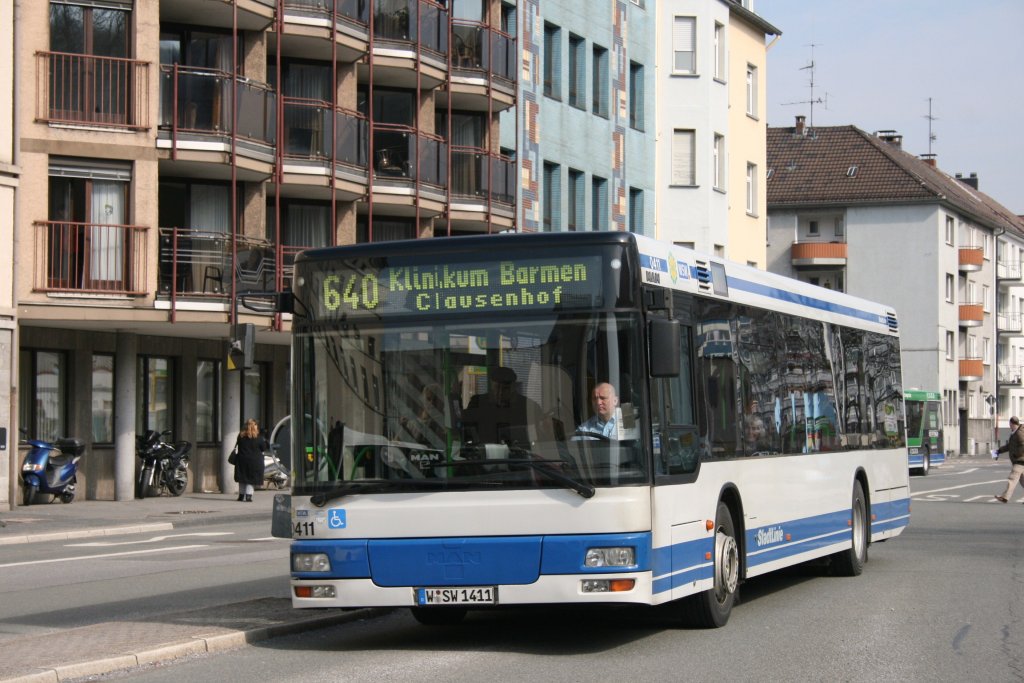 WSW 0411 (W SW 1411) mit der Linie 640 zum Klinikum Barmen.
Aufgenommen am Bahnhof Barmen, 17.3.2010.