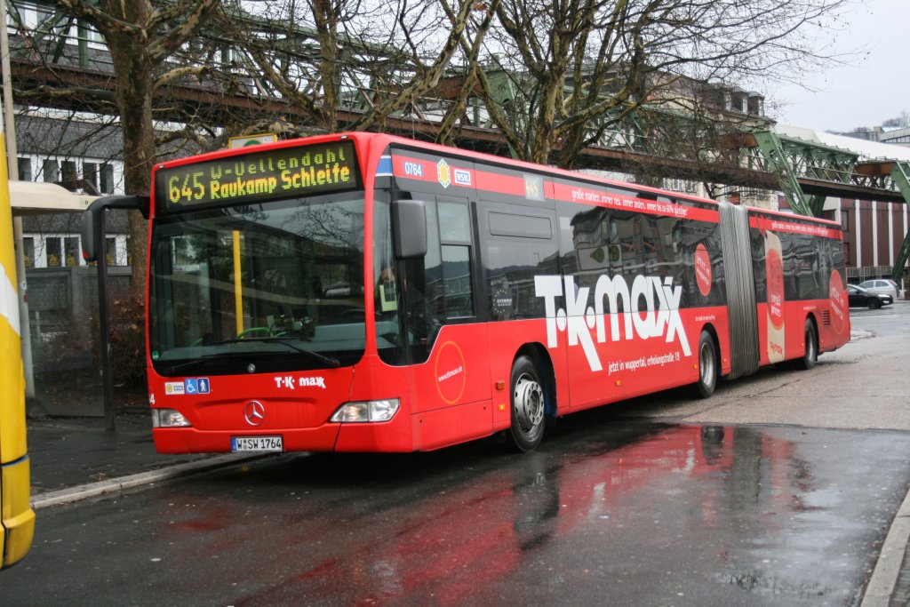 WSW 0764 (W SW 1764) mit Werbung fr TK.maxx.
Aufgenommen vor dem HBF Wuppertal am 27.12.2009.