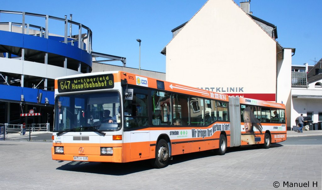 WSW 9775 (W SW 935) mit Werbung fr Strer.
Aufgenommen am ZOB Hattingen, 6.9.2010.
