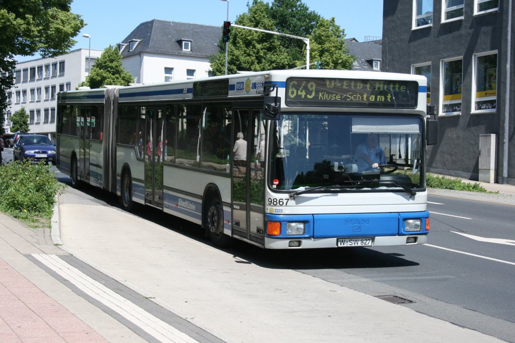 WSW 9867 (W SW 827) ist einer der ltesten Busse von der WSW.
Velbert, 11.6.2010.