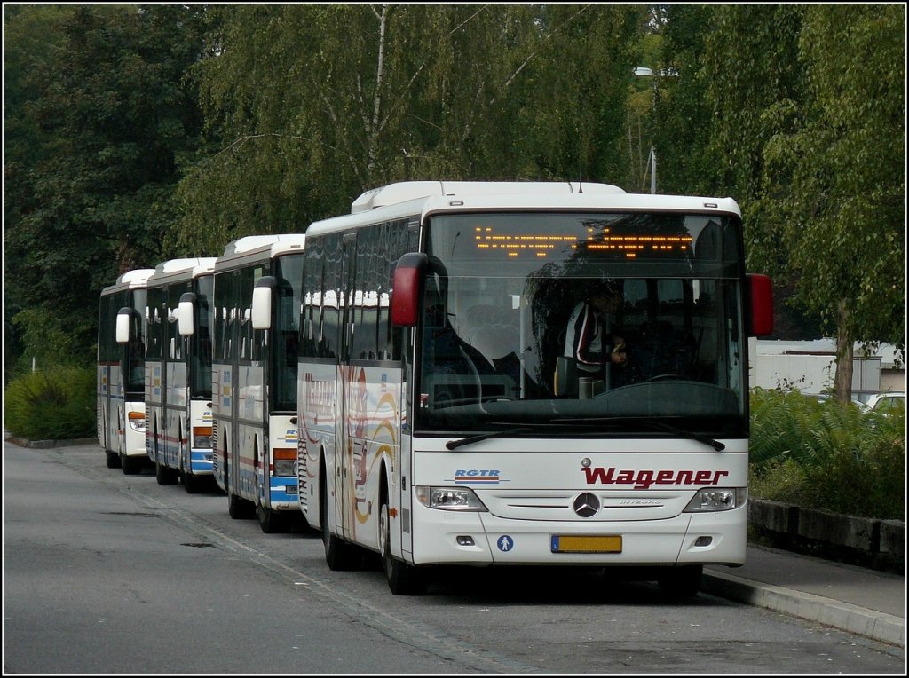 (WV 2011) Mercedes Integro der Firma Wagener aus Mertzig (L), an der Spitze einer Reihe abgestellter Busse am Bahnhof von Ettelbrck.  04.08.2009