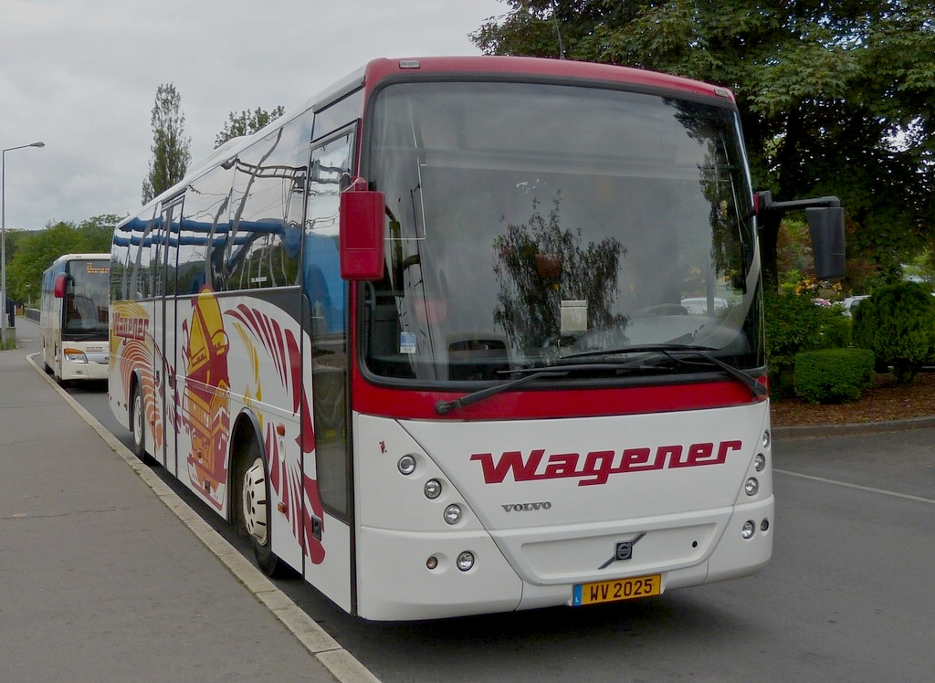 (WV 2025) VOLVO B12B, mit einer VDL Jonckheere-Karosserie, des Busunternehmens Wagener aus Mertzig, aufgenommen am Bahnhof in Ettelbrck am 05.07.2013.