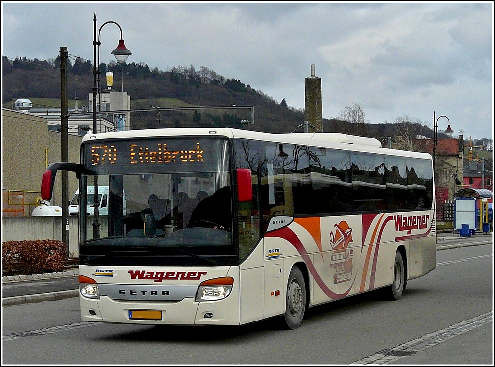 (WV 2029) Der Setra S 415 UL der Firma Wagner aus Mertzig hat soeben die Haltestelle am Bahnhof in Diekirch verlassen und setzt seine fahrt in Richtung Ettelbrck fort. 13.02.2011