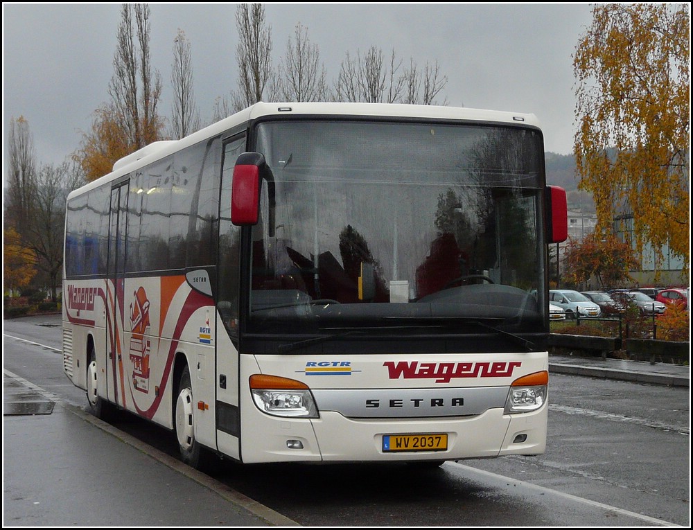(WV 2037) Setrabus der Firma Wagener aus Mertzig (L), fotografiert beim Bahnhof in Ettelbrck am 07.11.2010. 