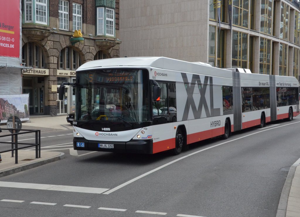 XXL langer Hybrid Testbus von Hess,  ein 4 Achser Doppelgelenkbus mit einer Lnge von 25 Metern. Auf Hamburg´s Straen als Linienbus im Einsatz. Gesehen am 08.05.2013.