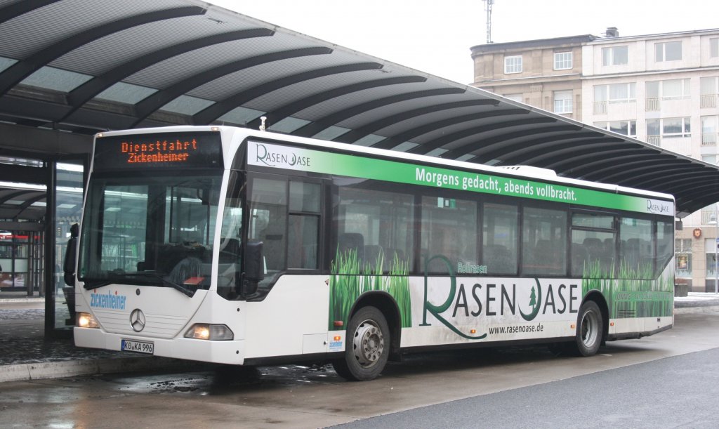 Zickenheiner (KO KA 996) mit Werbung fr die Rasen Oase.
Hier am HBF Koblenz,12.2.2010.