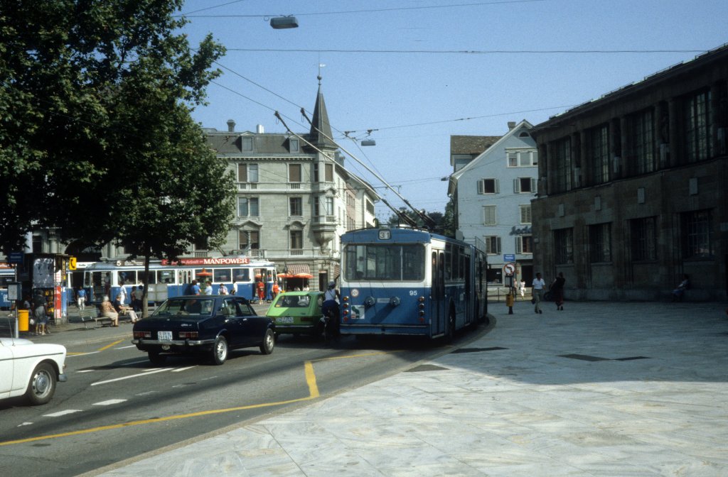 Zrich VBZ Trolleybuslinie 31 (FBW / Gebrder Tscher A.G. / BBC-Scheron 95) Heimplatz / Kunsthaus im Juli 1983.