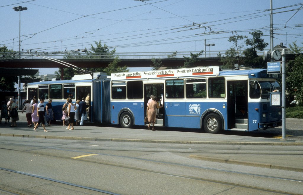 Zrich VBZ Trolleybuslinie 32 (FBW / R&J / BBC-Scheron 77) Bucheggplatz im Juli 1983.
